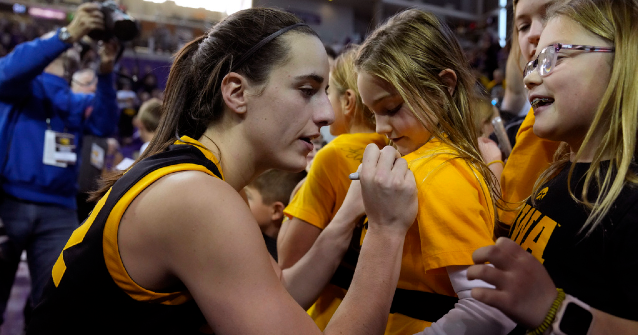 Caitlin Clark and Iowa are drawing sold-out crowds, big ratings even on road. She says 'it's crazy' - Vimarsana News
