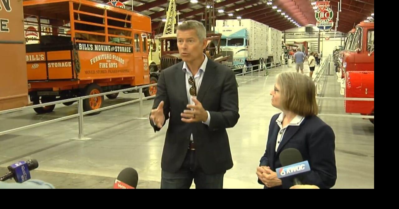 Transportation secretary stops at Iowa 80 to talk infrastructure
