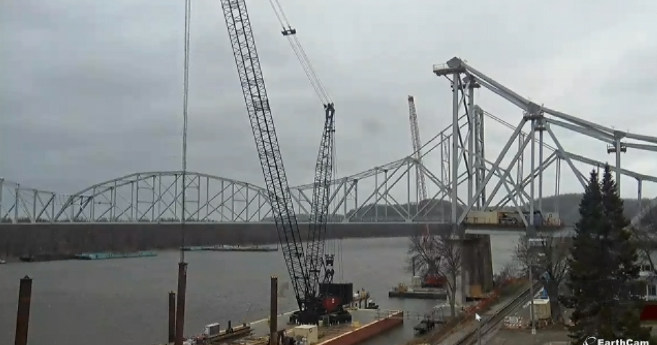 Weather stalls Mississippi River ferry at Lansing Bridge