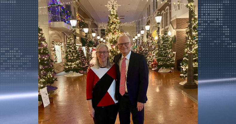 Mason City holiday season begins with tree lighting at Music Man Square