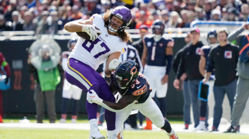 Cousins, Hicks lead way as Vikings knock out Fields, beat Bears 19