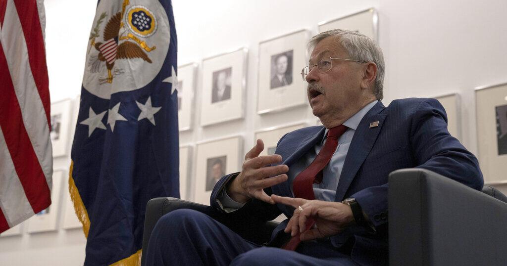 Governor Kim Reynolds to present Iowa Award to Terry Branstad