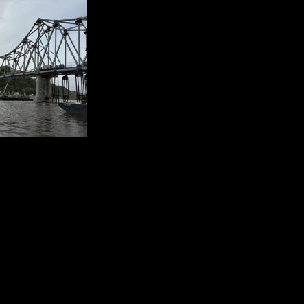 Lansing's new Mississippi bridge prepares for final span
