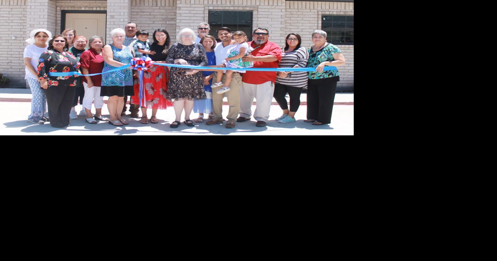 Chamber hots ribbon cutting at Wentworth Crossing Apartments Business