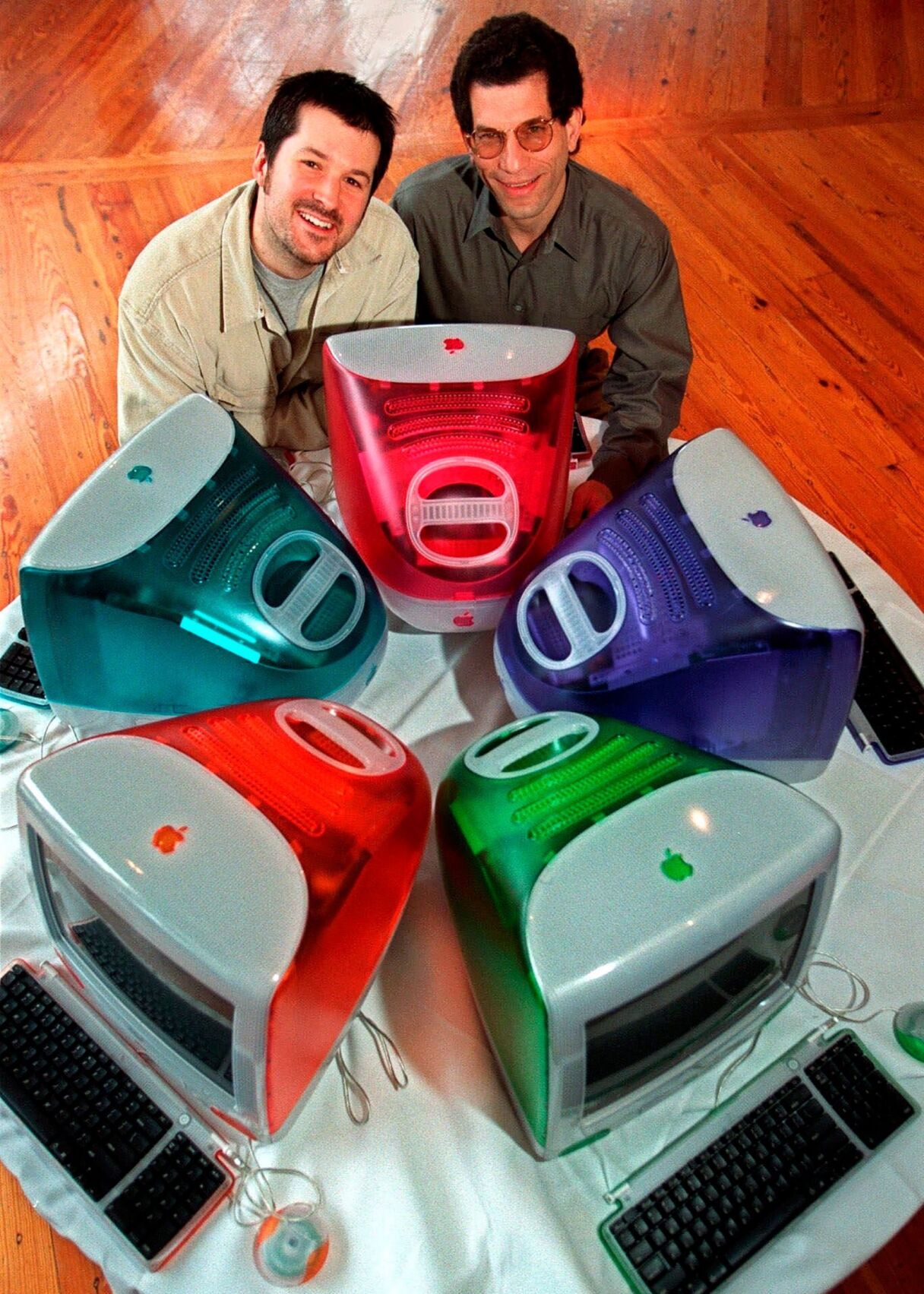 iMac G3 Apple パソコンデスク　クリア素材　y2k スペーシー Apple iMac G3 display. A product design very much emblematic of