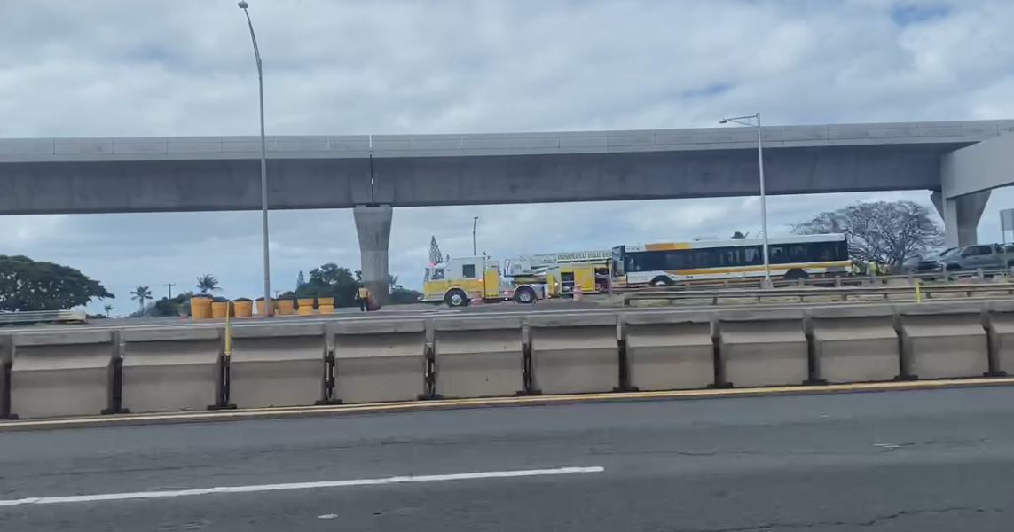Woman suffers serious injuries after rollover crash on Kamehameha ...