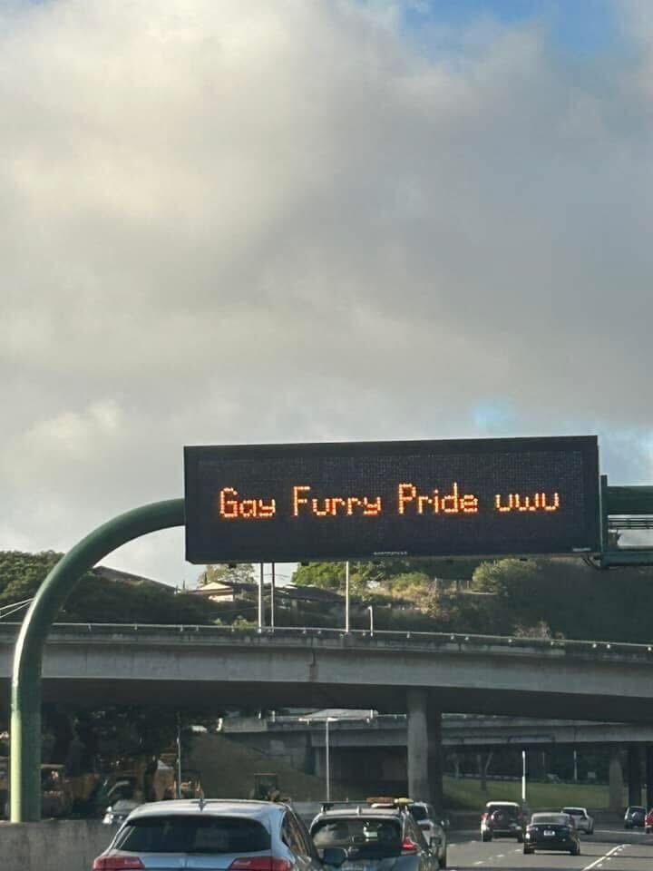 Honuuu☺︎ Unauthorized message appears on Moanalua Freeway sign | News