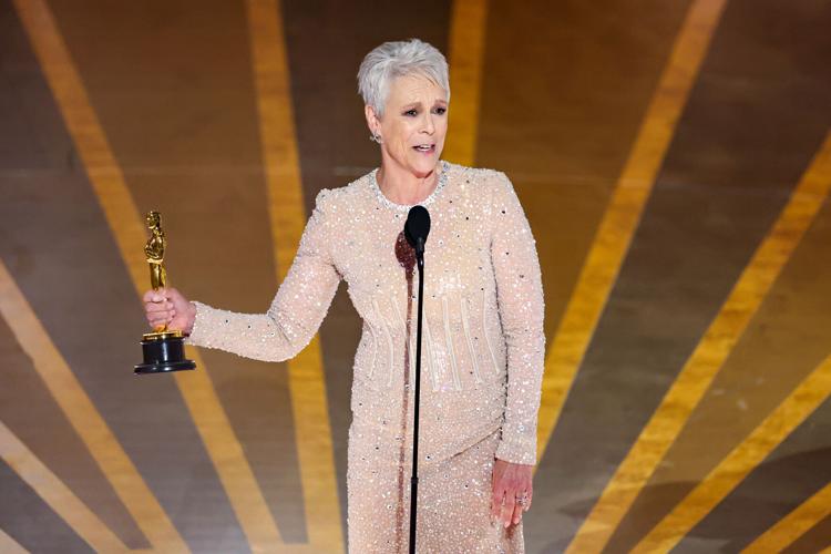 Jamie Lee Curtis wins her first Oscar, references movie star parents who never scooped top prize