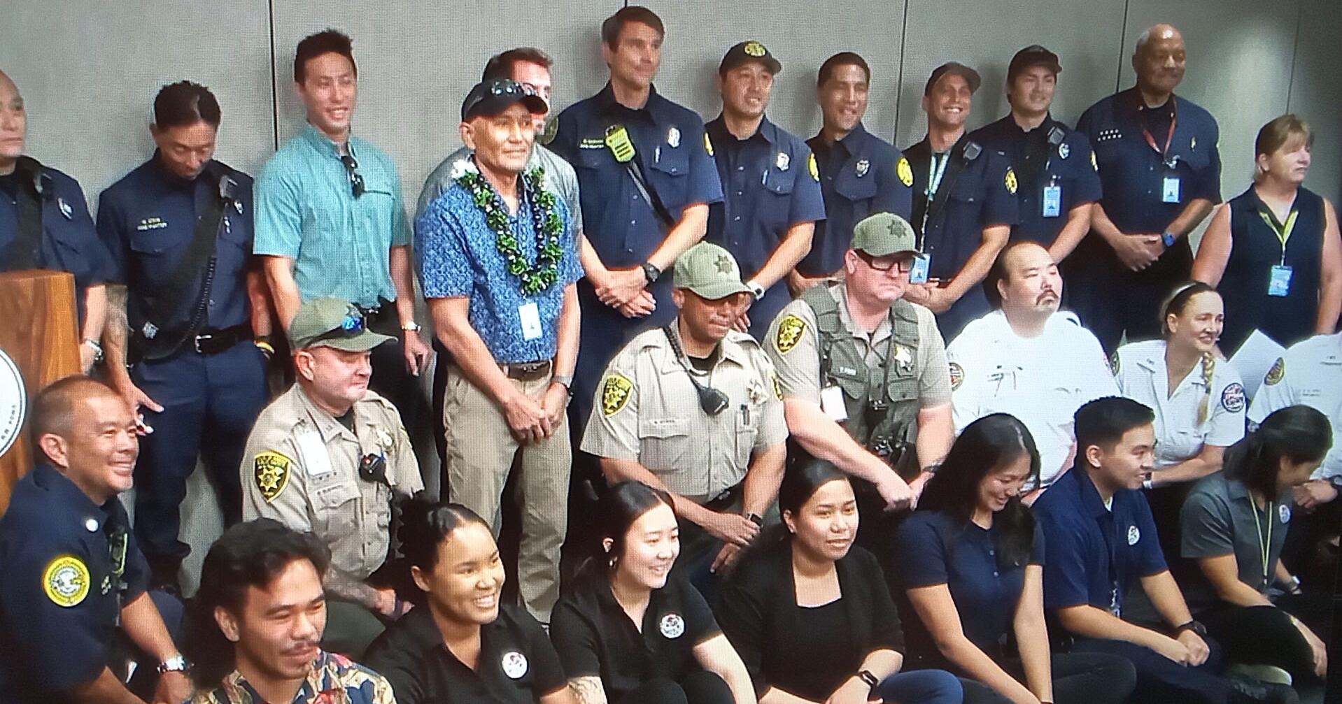 Surviving cardiac arrest, TSA agent reunites with first responders and others who helped - Vimarsana News