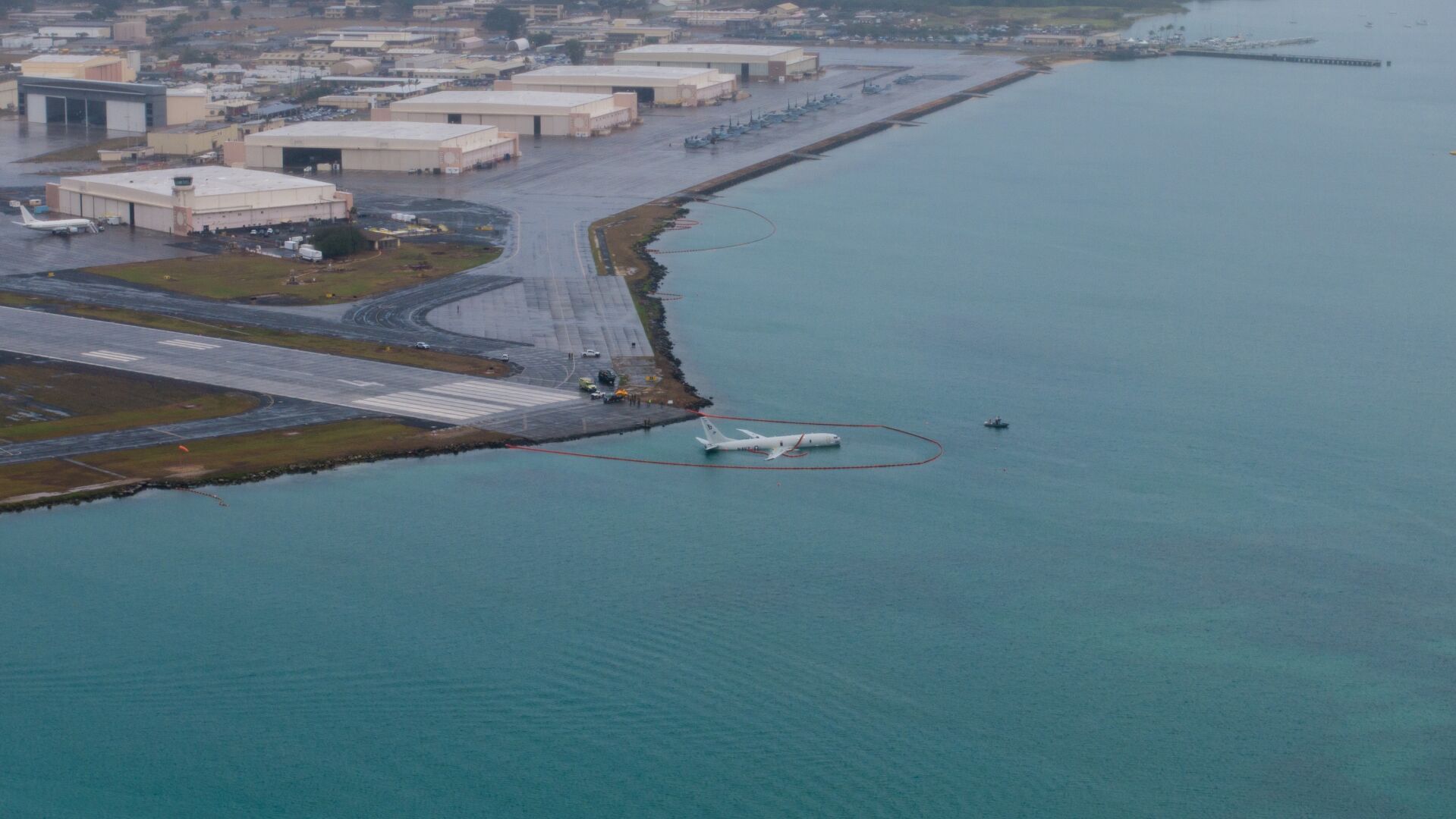 Navy aircraft overshoots MCBH runway ends up in Kaneohe Bay 9