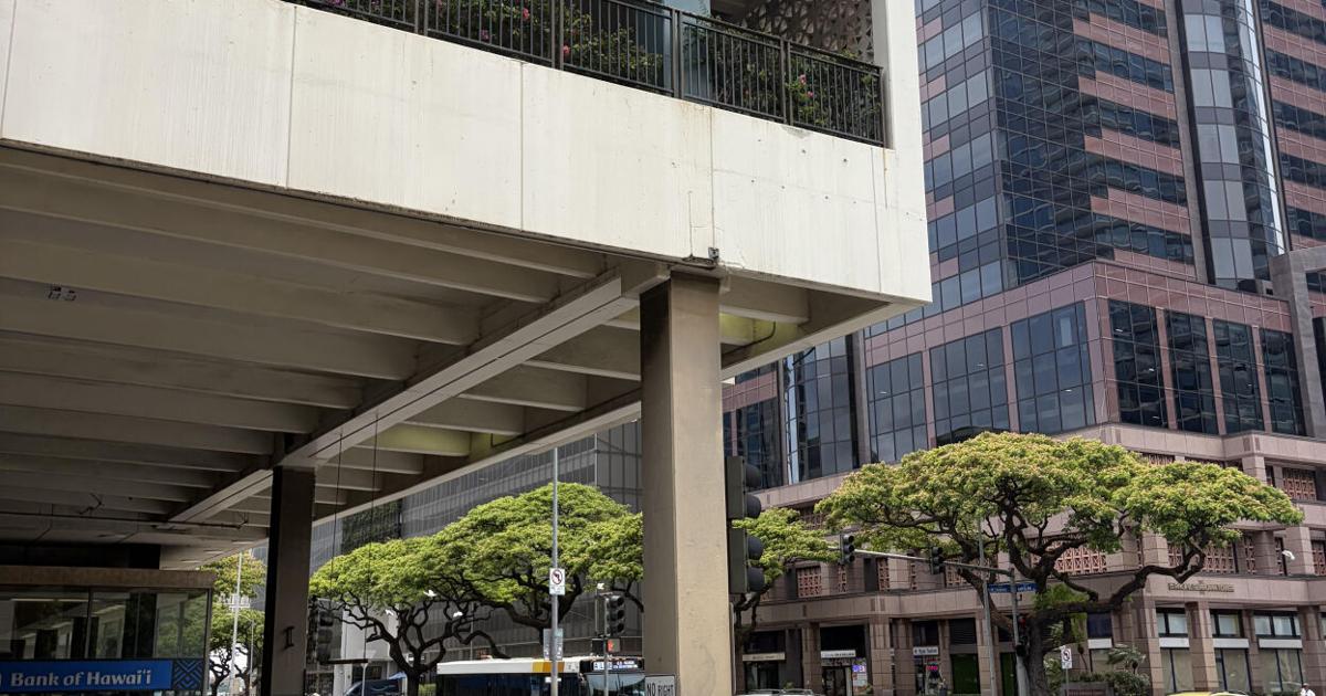 Part of concrete wall falls at Ala Moana Center