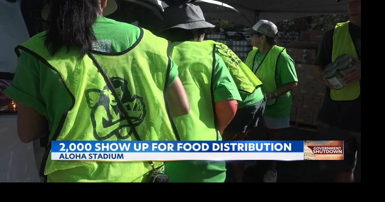 Hawaii Foodbank holds largest shutdown relief distribution at Aloha Stadium