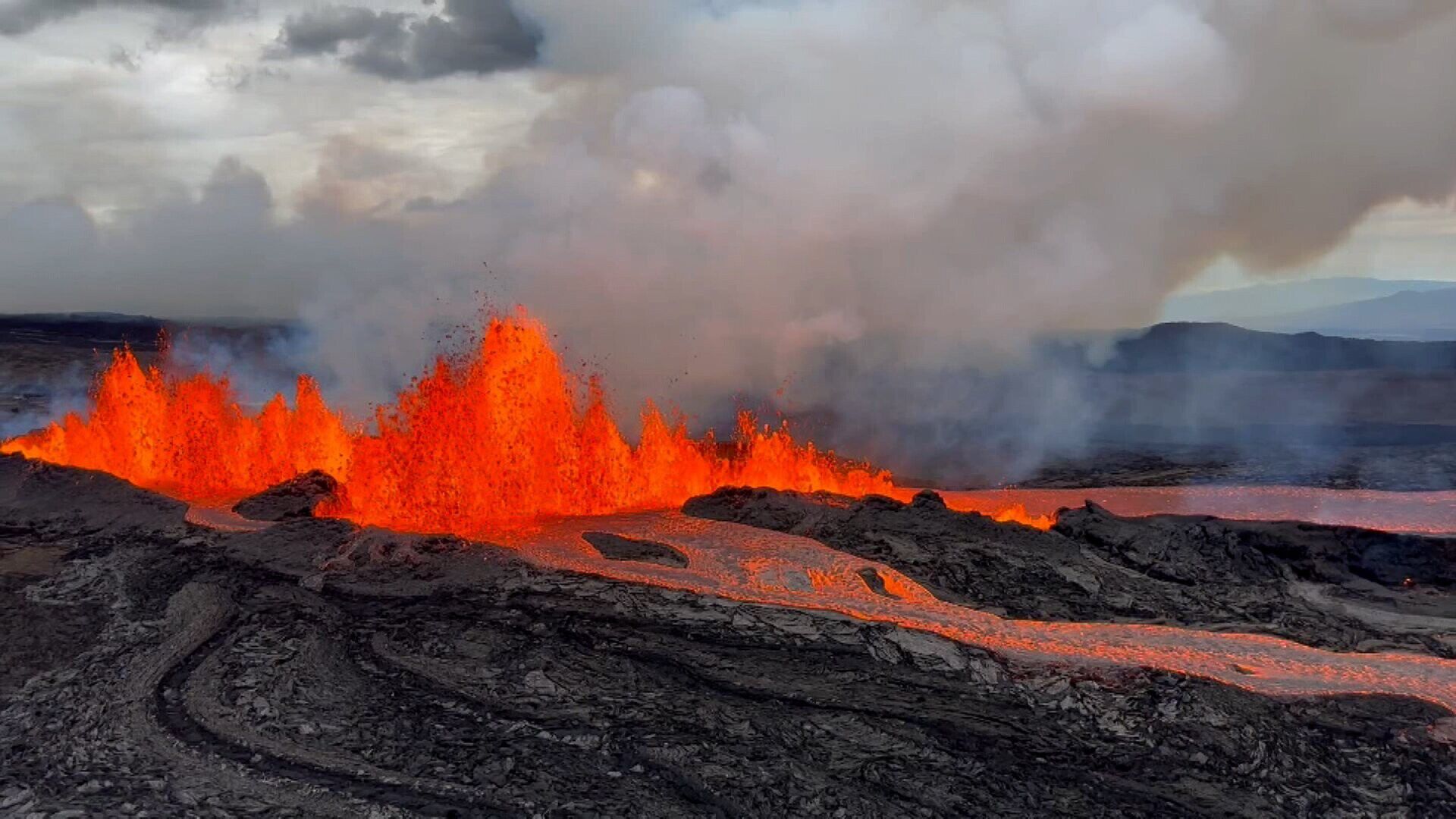 Lava Is Spilling Toward A Key Hawaiian Highway As 2 Volcanoes Erupt ...