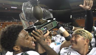 Hawaii hoisting 2019 Hawaii Bowl Trophy