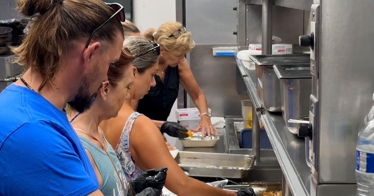 Some West Maui tourists donating vacation time to wildfire recovery efforts - Vimarsana News