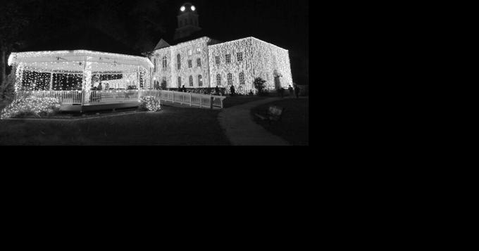 The lights are on for Christmas at the Jasper County Courthouse - Vimarsana News