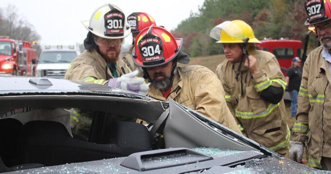 Two dead and one critically injured in Saturday morning crash | Local ...