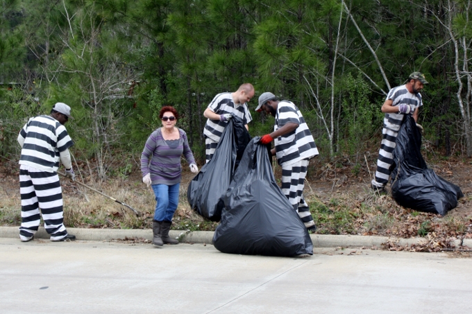Councilwoman & inmates join forces to clean up Jasper | Local News ...
