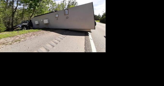 No injuries after driver rolled and jack-knifed a travel trailer - Vimarsana News