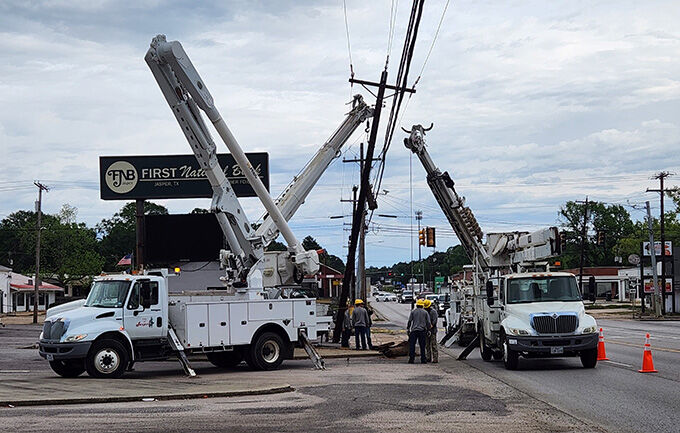 Electric pole in Jasper is broken or snaps in early hours of Sunday ...