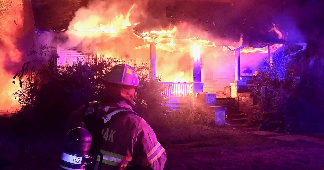 Firefighters battle abandoned house fire in Red Oak - Vimarsana News