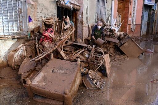 Crowds Hurl Mud At Spanish King On Visit To Flood Disaster Town ...