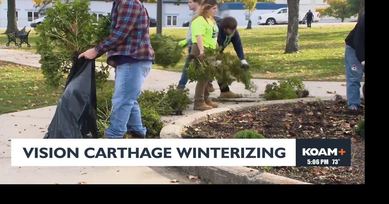 Carthage volunteers beautify central park ahead of winter