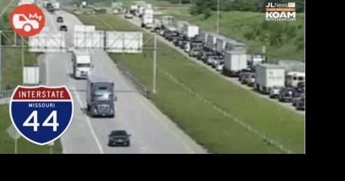 Tractor-trailer loaded with fresh vegetables overturns I-44 near Fidelity - Vimarsana News