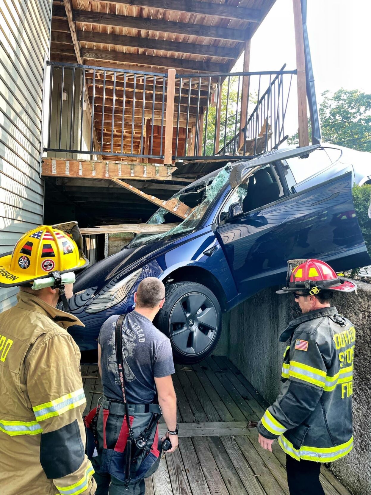 Car crashes into apartment complex deck, boards splinter through ...