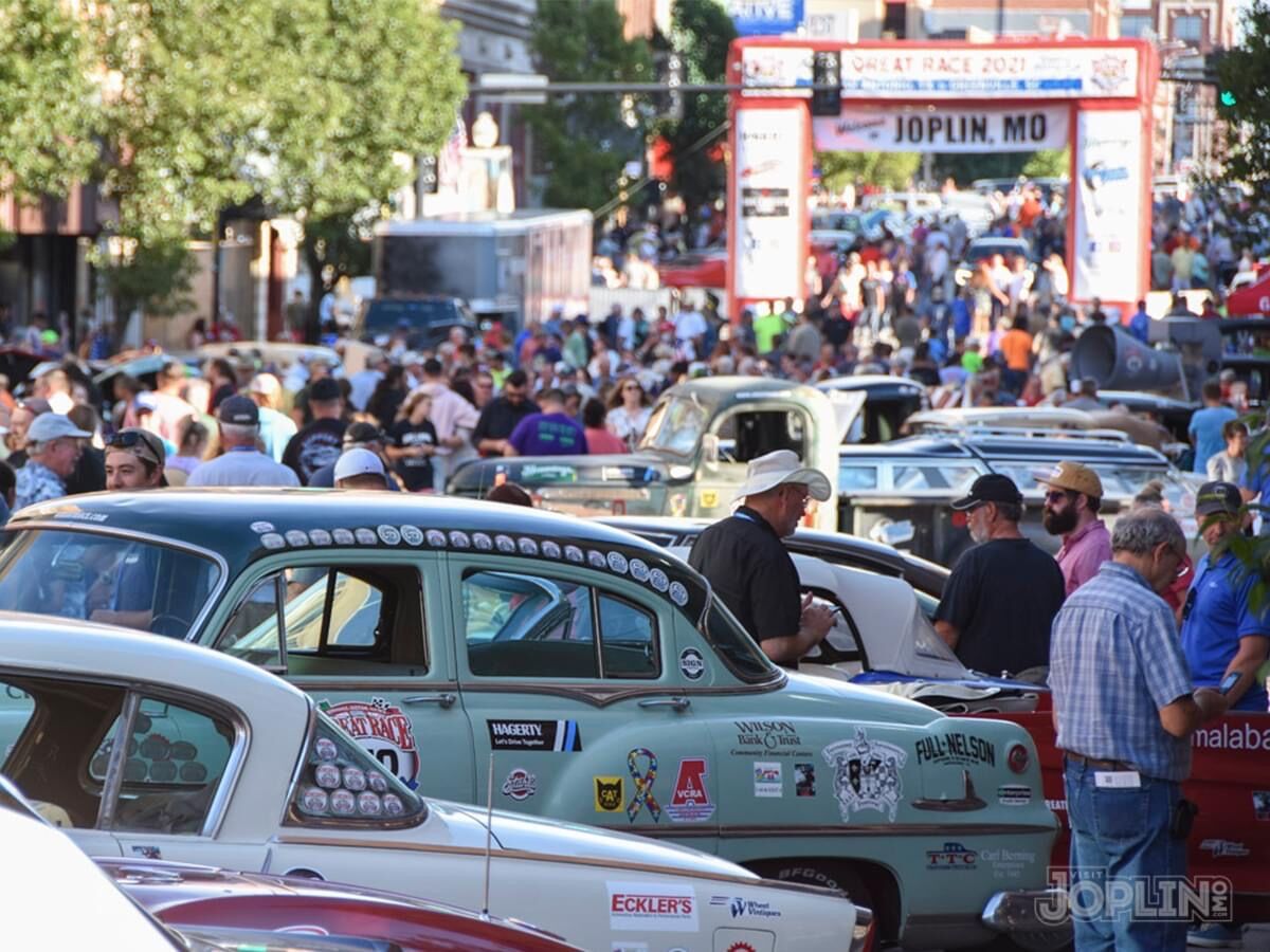 The Great Race in Downtown Joplin 100 Vintage cars racing across