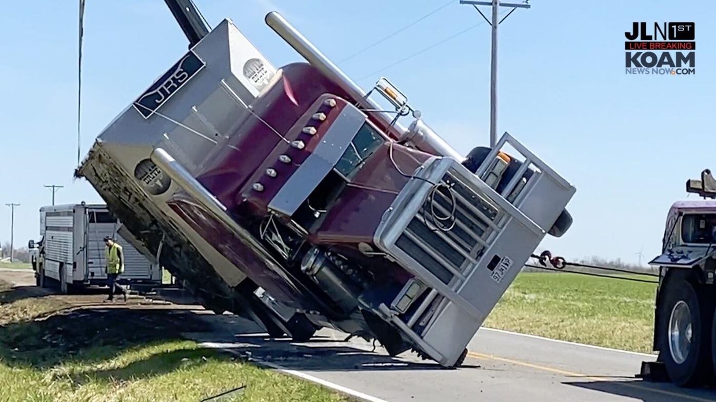 cattle-hauler-overturns-with-80-head-ne-jasper-county-mo-joplin-news-first-koamnewsnow-com