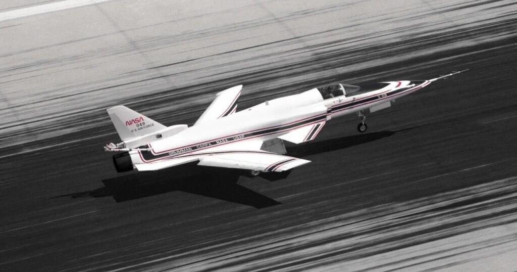 Grumman X-29: The impossible fighter jet with inverted wings ...