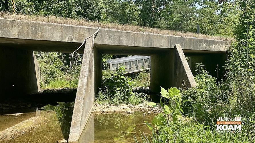 Semi dump truck crashes off into dry creek bed near Arkansas State line