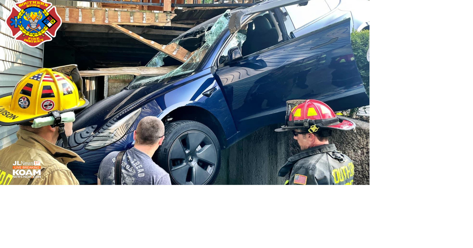 Car crashes into apartment complex deck, boards splinter through ...