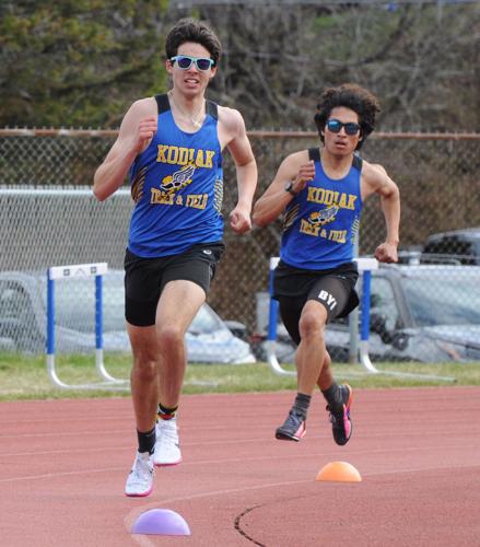 Roberts zooms to 2nd in 3,200 at state meet
