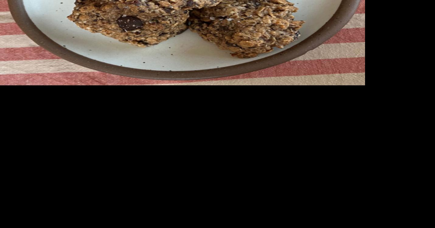 Healthier chocolate oatmeal tahini cookies