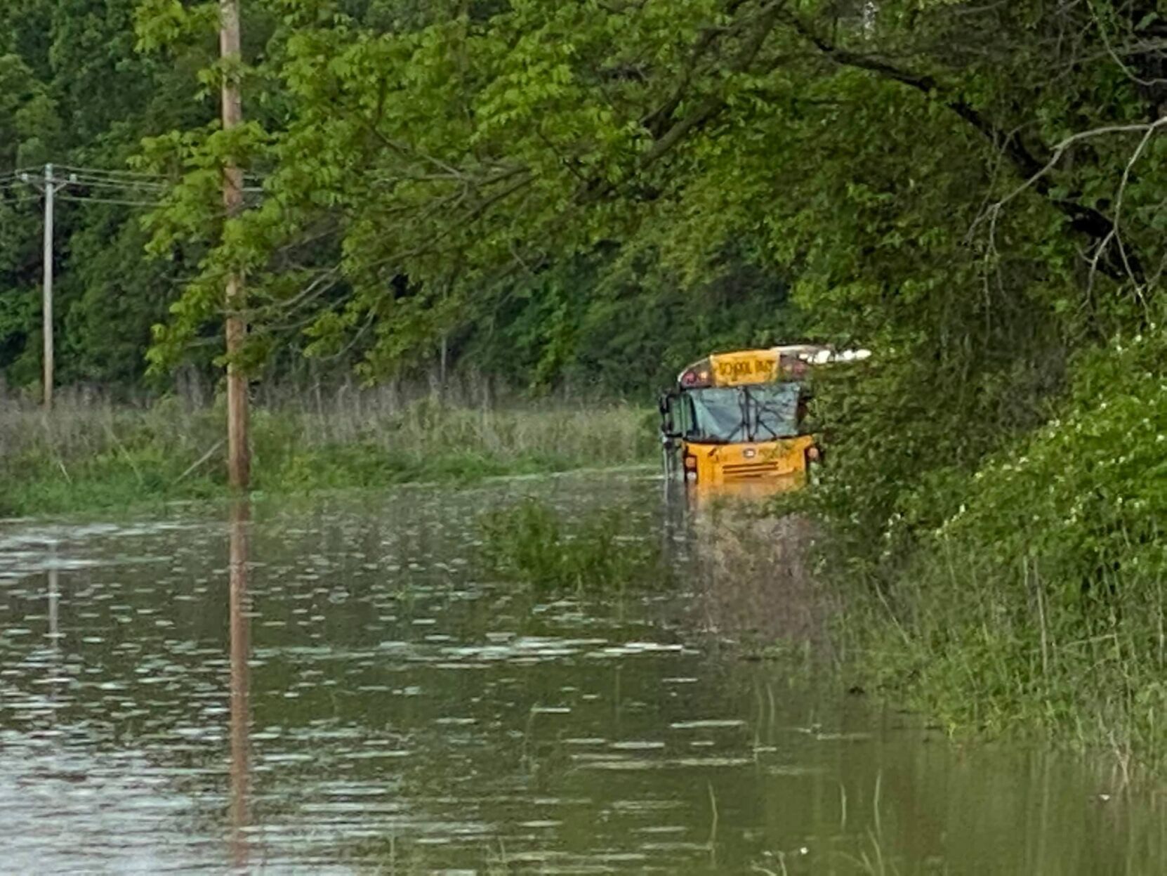 School bus attempts to drive through high floodwaters in Howard County - Vimarsana News