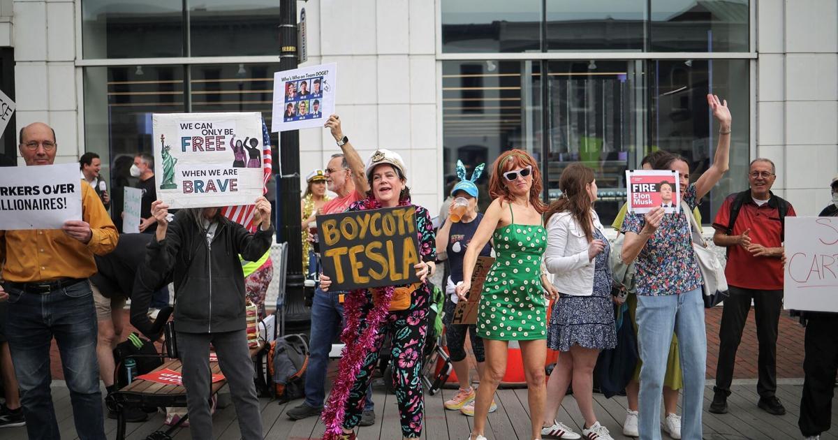 Tesla Model Ss Protest Over 200 ‘Tesla Takedown’ protests take place throughout US | Nation ...