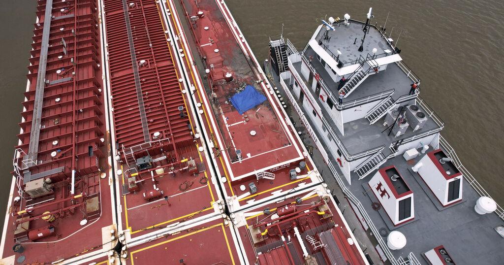 Helicopter crashes into barge on Mississippi River north of St. Louis, killing 2