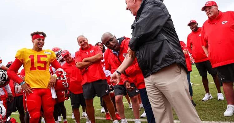 Gov. Mike Parson shows off new ink at Chiefs Training Camp