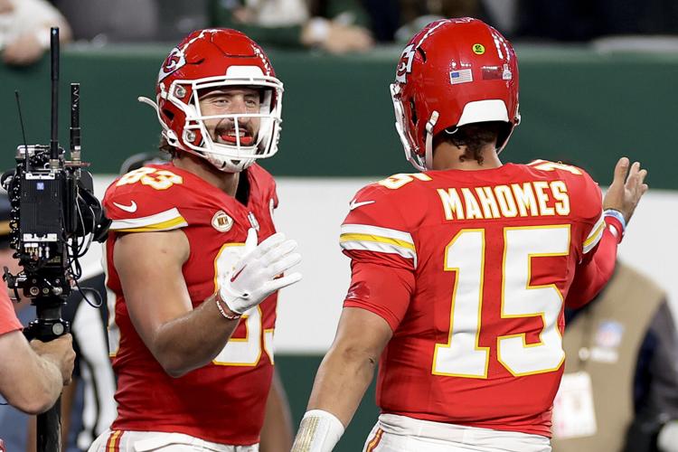 Patrick Mahomes, Chiefs hold on to beat Jets 23-20 with Taylor Swift, Aaron  Rodgers watching