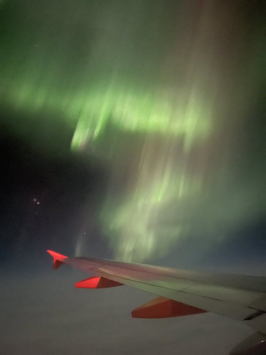 Pilot circles plane to show passengers northern lights | Nation & World  News | komu.com