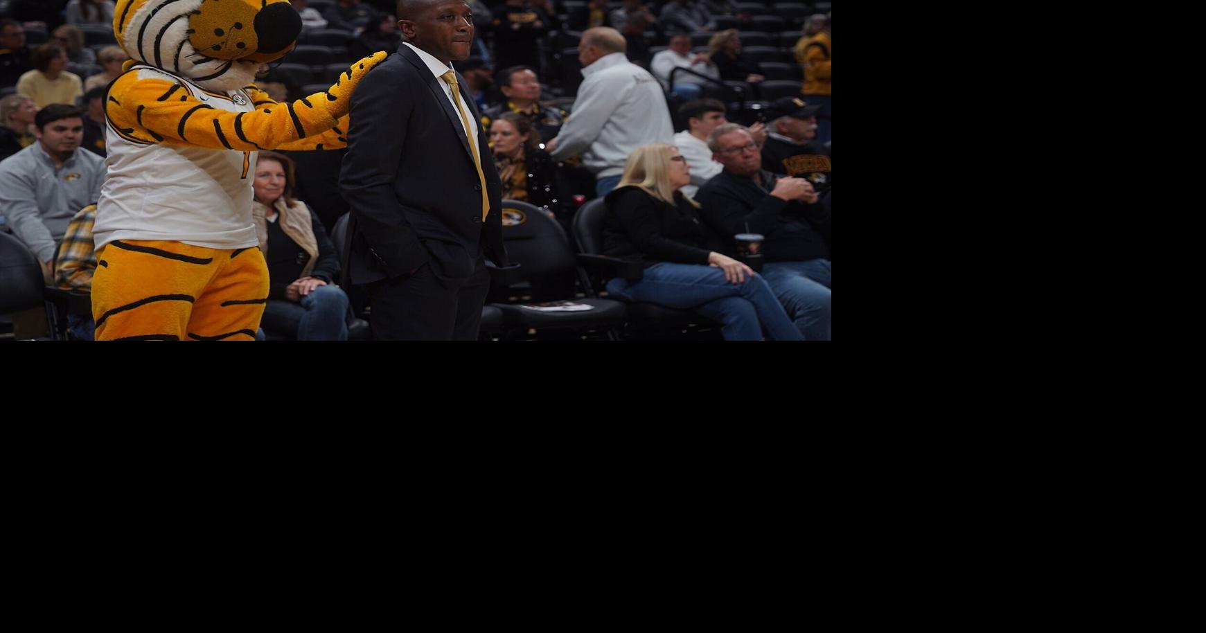 Mizzou men's basketball team puts on a youth clinic in St. Louis