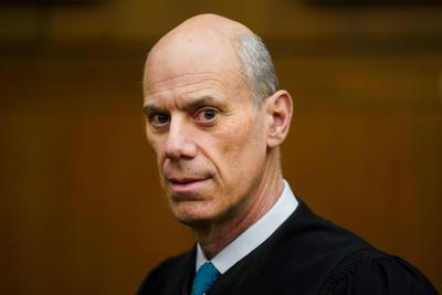 Supreme Court temporarily pauses deportations under Alien Enemies Act