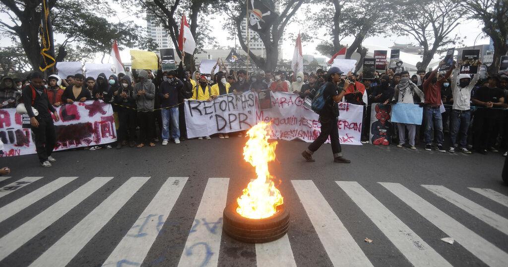 Seven dead amid Indonesia's nationwide unrest over lawmakers' perks