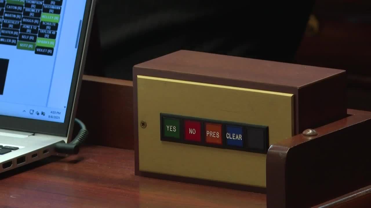 Missouri State Button Society 2024 Show displays rare items, image size:1280x720