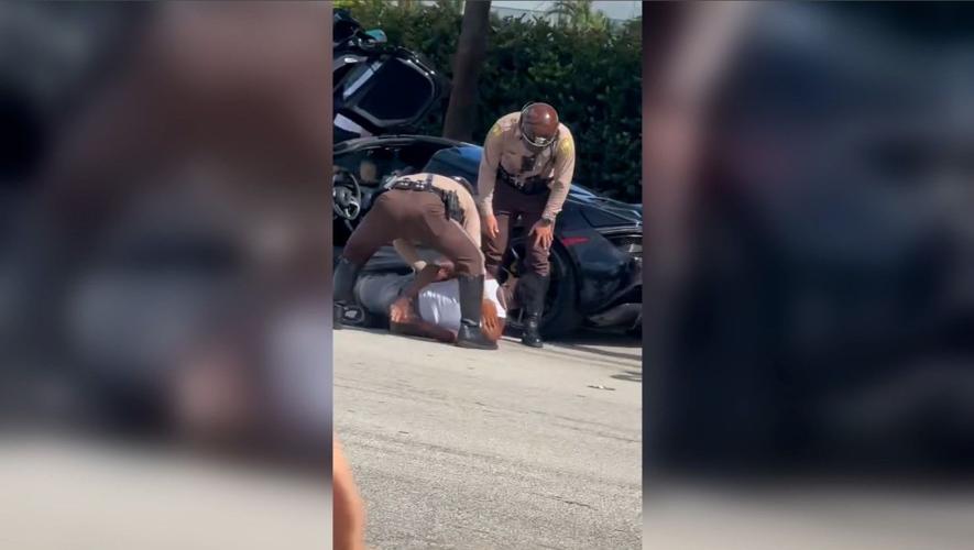 Miami-Dade police officer placed on administrative duty after Dolphins star  Tyreek Hill detained before game | Nation & World News | komu.com