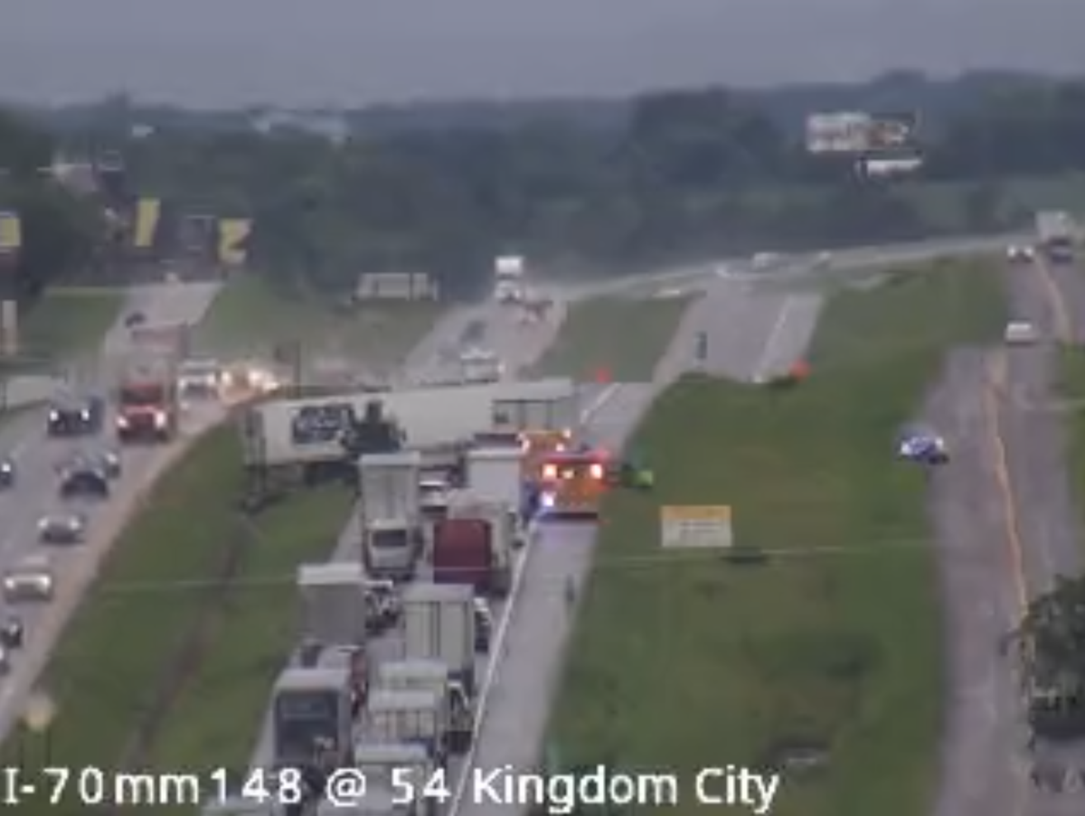 Jackknifed semitruck blocks eastbound traffic on I-70 | Mid