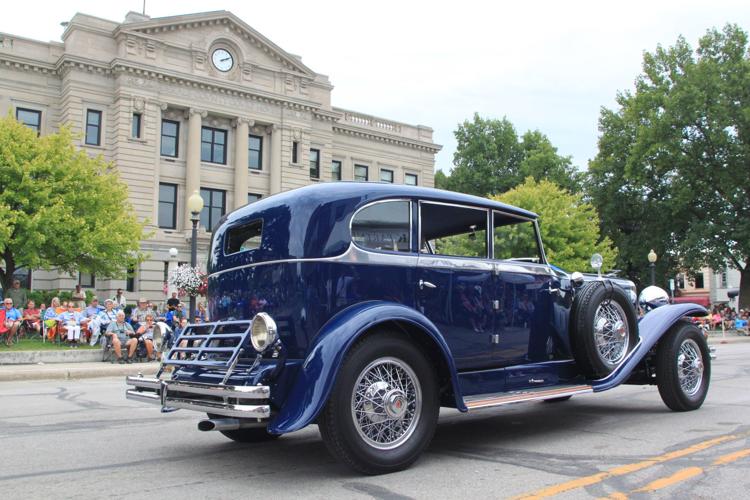 Duesenberg at courthouse