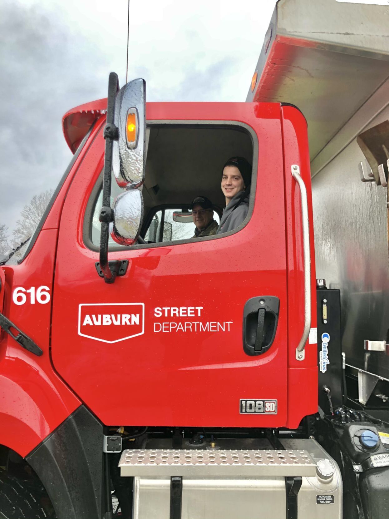 Mayor rides with street employee - Vimarsana News